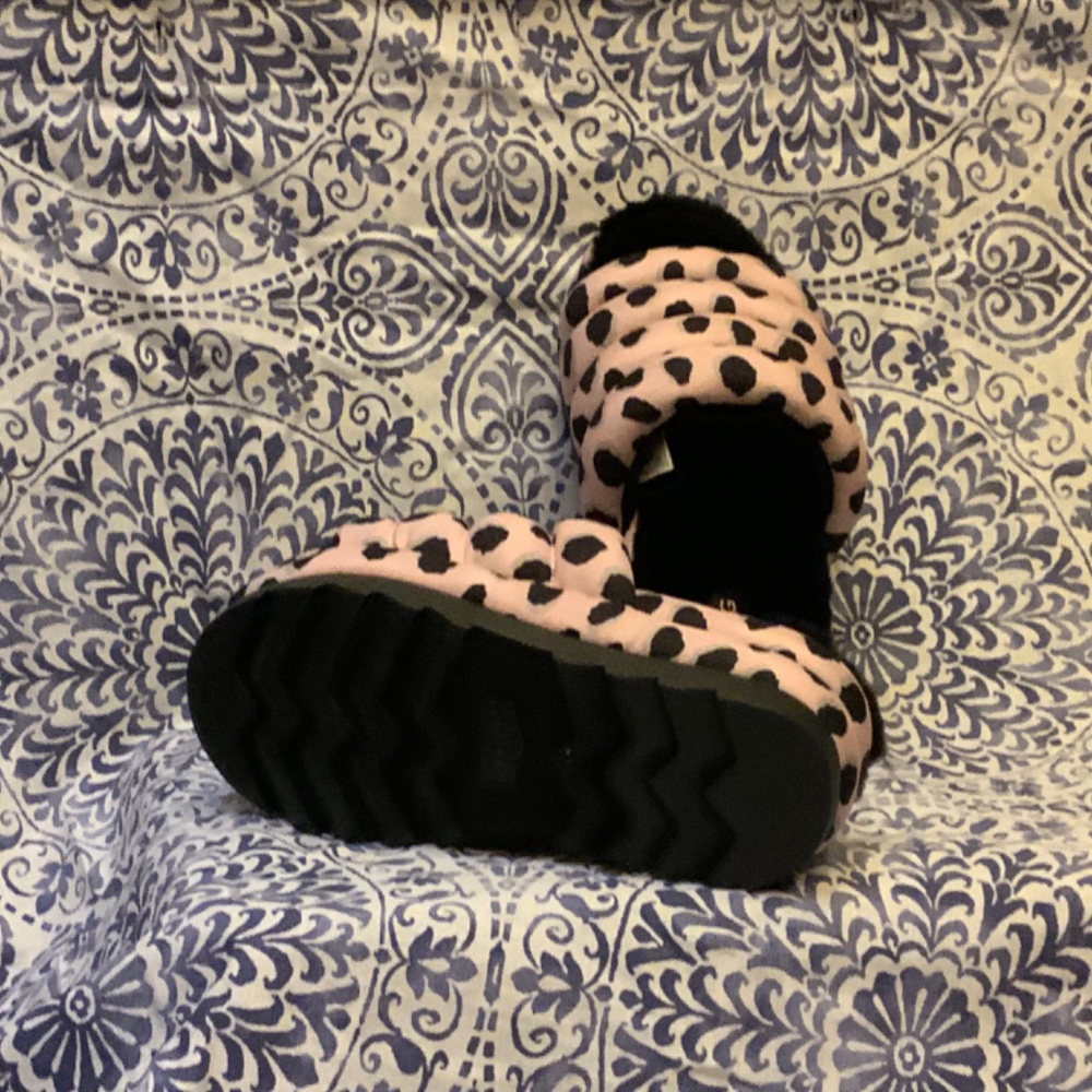 UGG Maxi Slide Cheetah Print Size 9 womens Platform Slipper Puffy